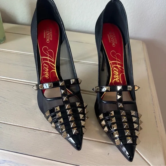 Valentino Rockstud Alcove pumps.making them perfect for any special occasion - Picture 2 of 11